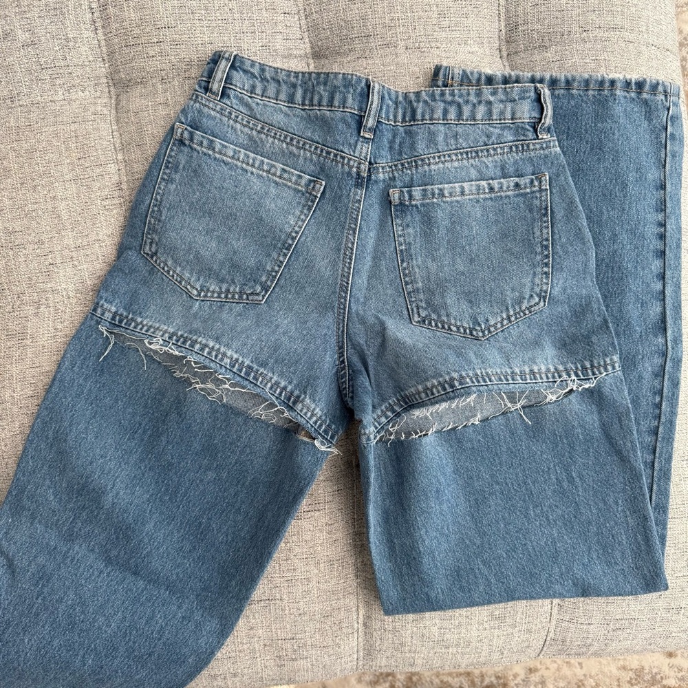 Cut-out Ripped Jeans - Picture 4 of 5